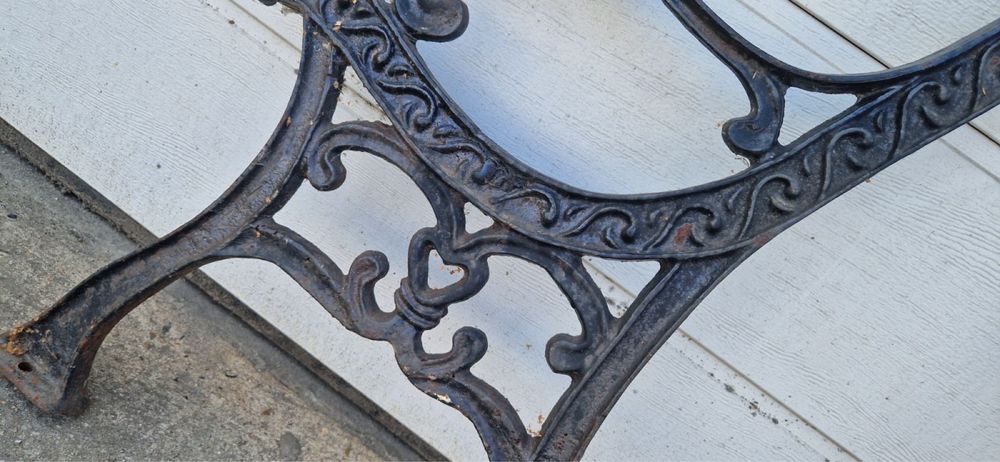 Стари чугунени крака за пейка от Франция