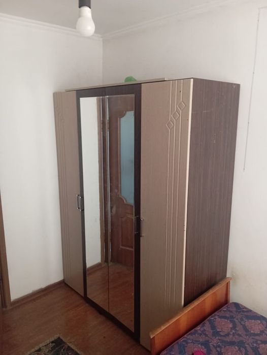 Шкаф с зеркалом в комнату