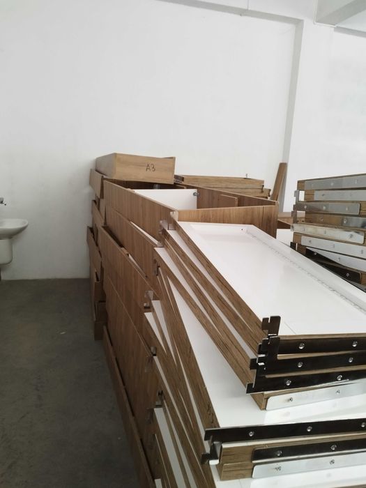 Стелажи за магазин