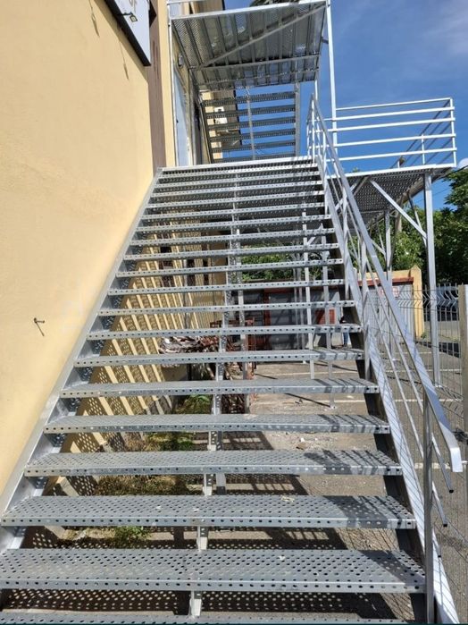 Scara metalica zincata intorsa în l