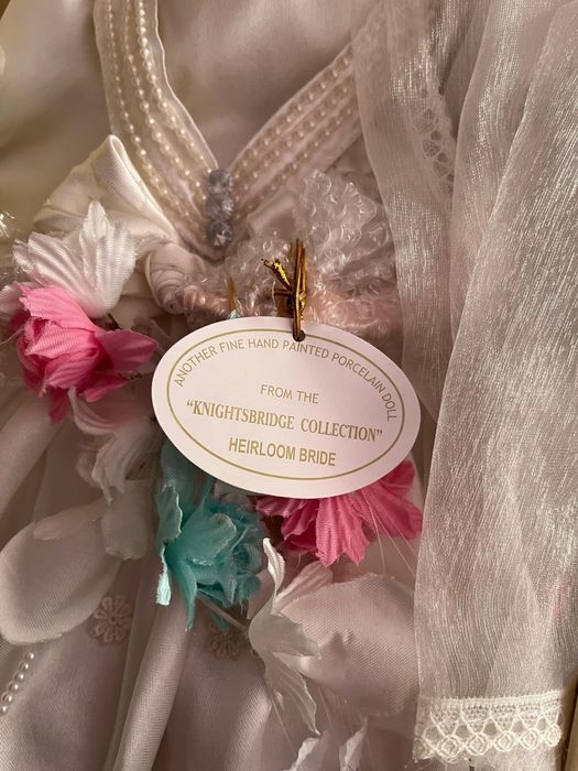 Лимитирана порцеланова кукла