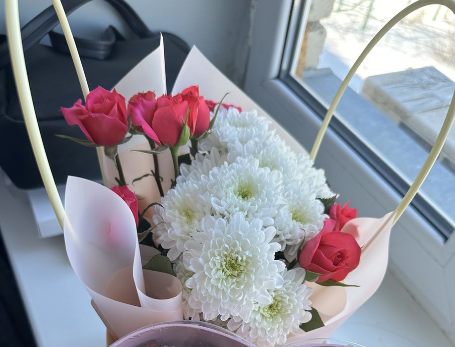 Букет цветов 4000 тенге……………………..