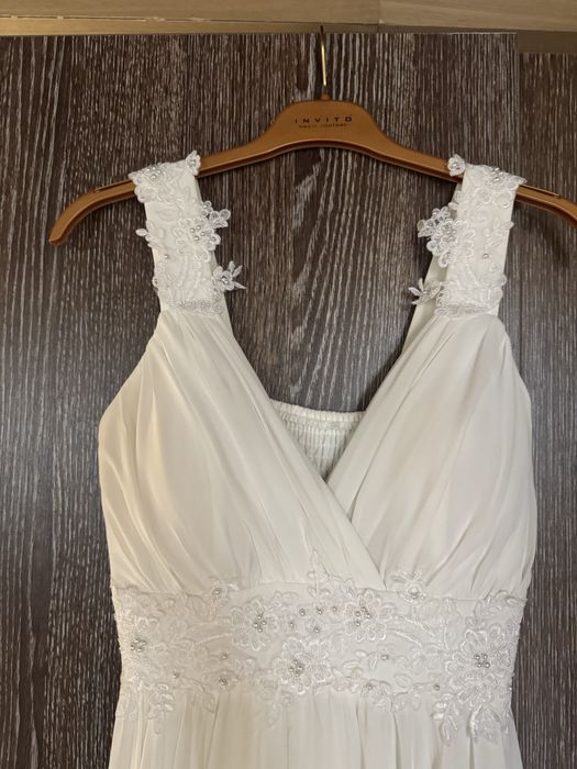 Стилна бяла рокля