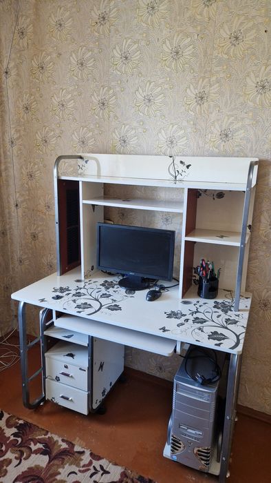 Продам компьютерный стол