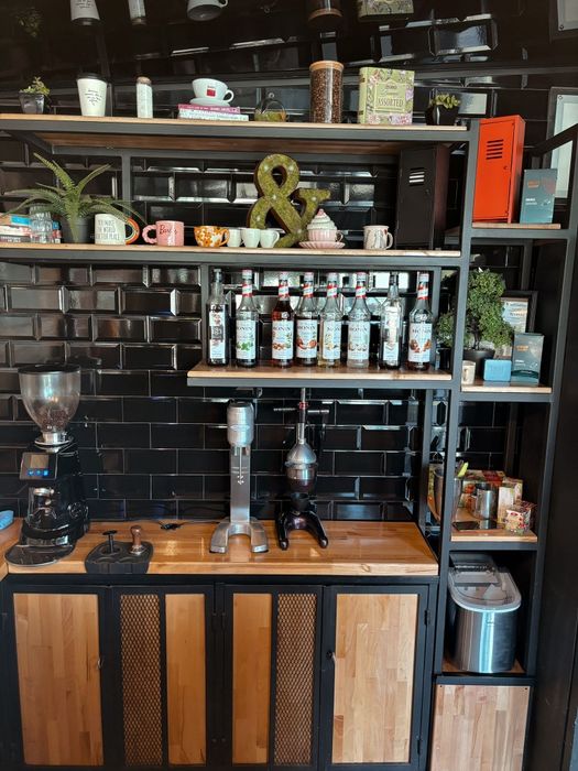 Vând cafenea utilată