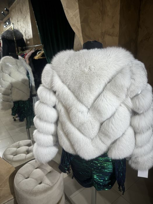 Vand haina din blana de vulpe naturala model in V la 1500 lei