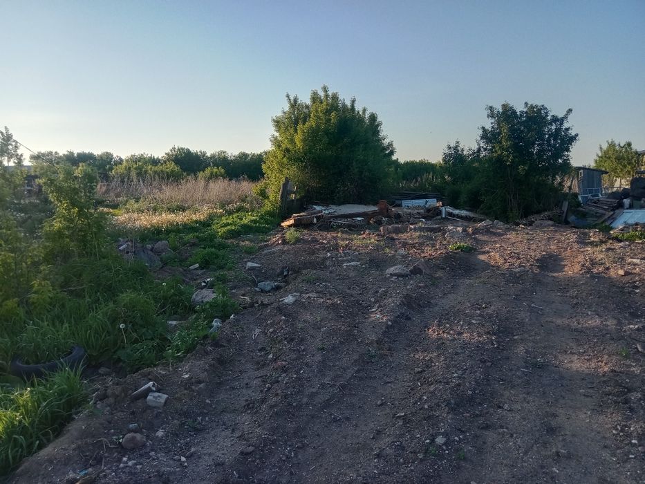 Участок имеется вода свет есть