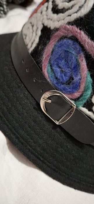 Palarie cu accesoriu