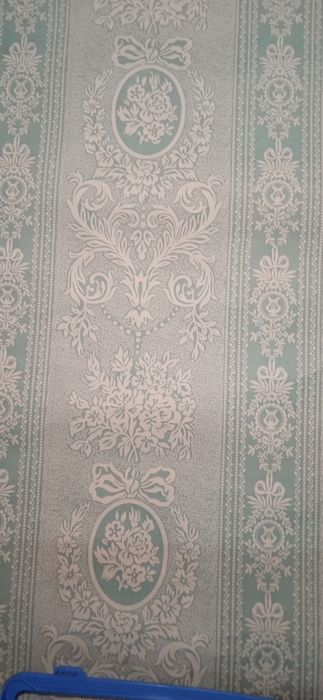 Продам красивые обои салатового цвета с рисунком.