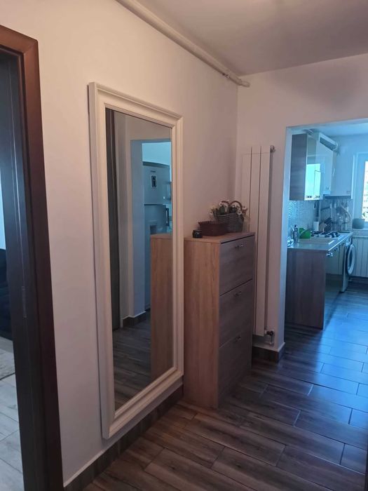 Închiriez apartament cu 2 camere