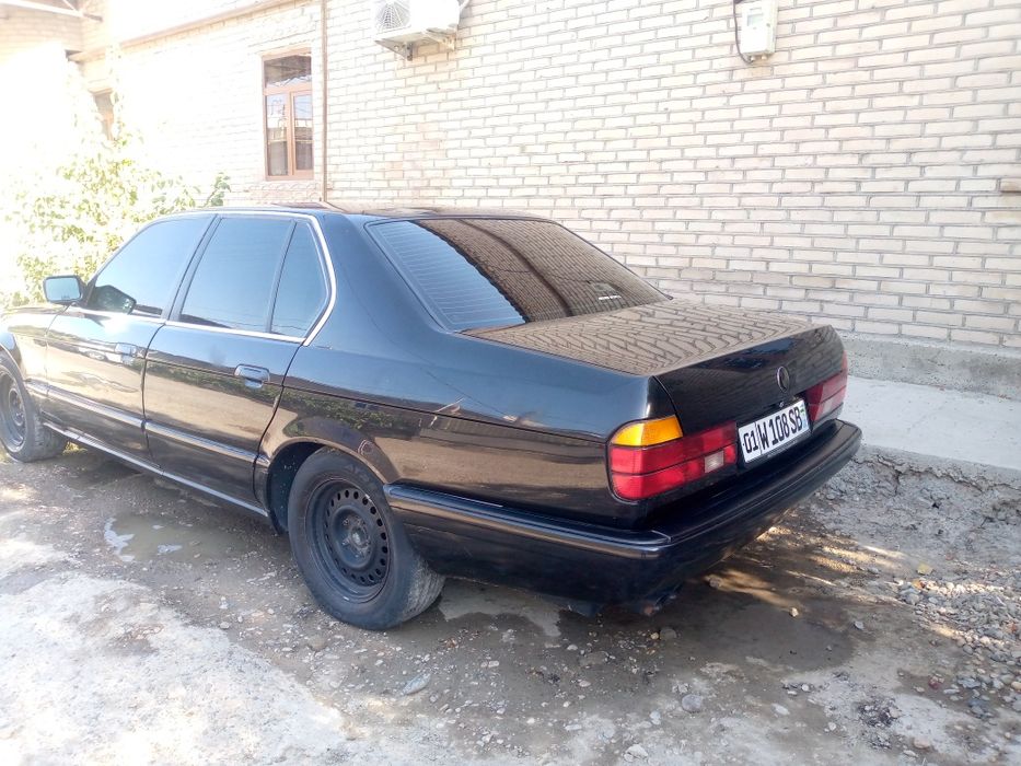 BMW e32 chorni bumer