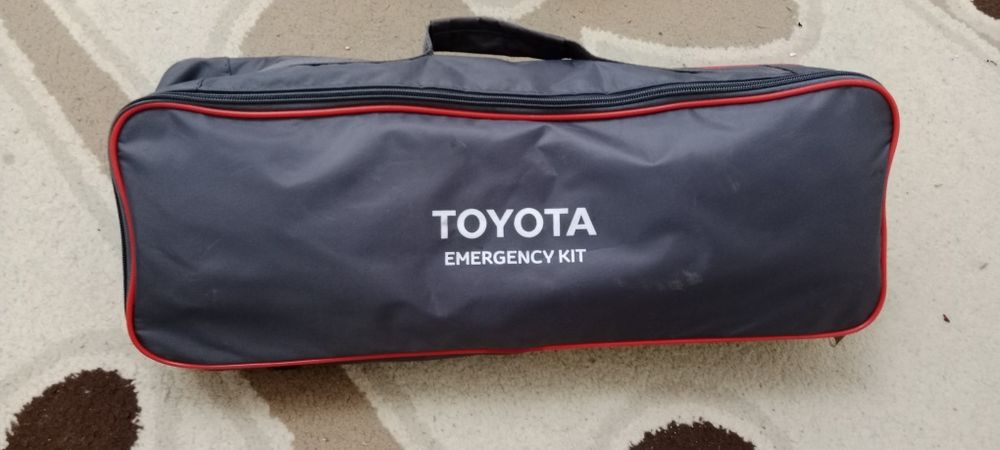 Тайота оригинал аптечка новый