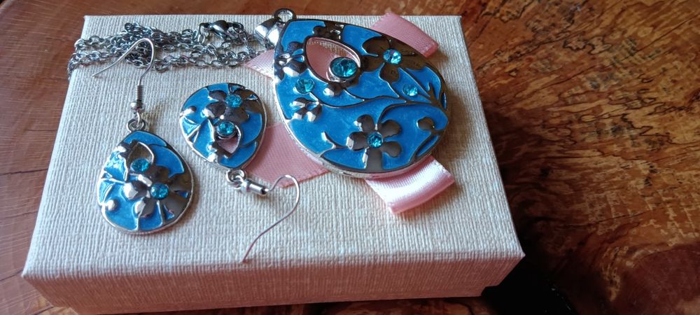 Елегантен Комплект Бижута: Обеци и Колие от Цинкова Сплав с Синьо-Лилав Флорален Принт, Универсални Аксесоари за Жени