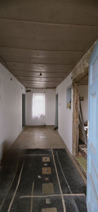 Къща с голям двор в село Поликраище