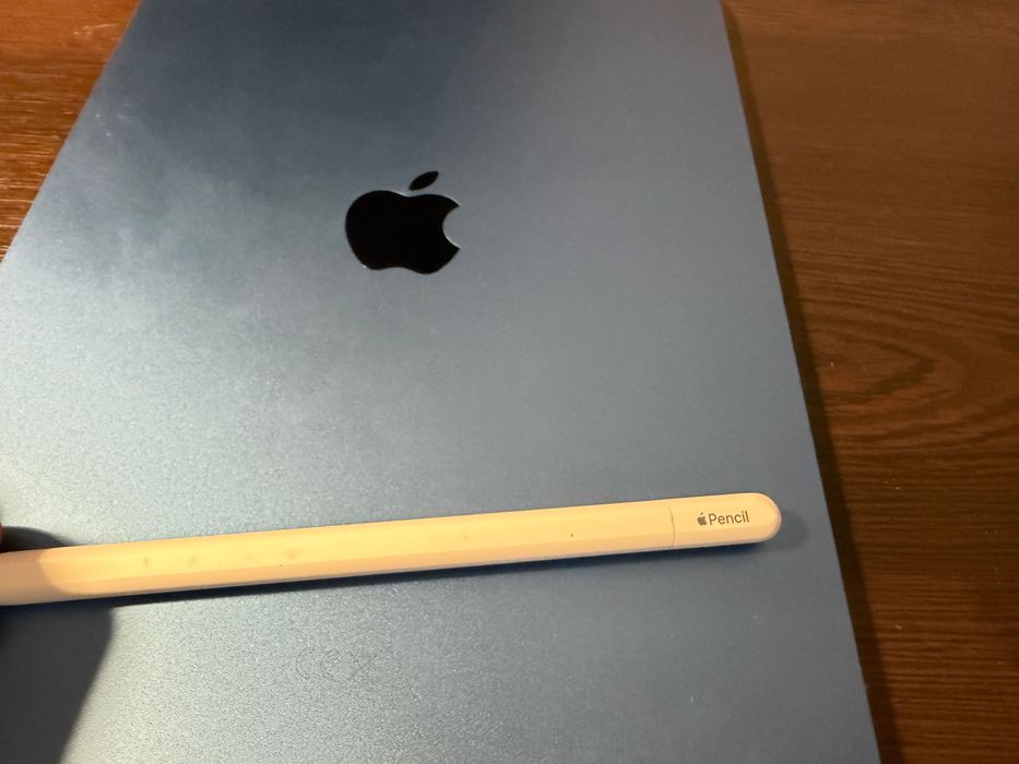 Продавам iPad MD4A4HC/A iPad Wi-Fi 128GB Blue + Apple Pencil