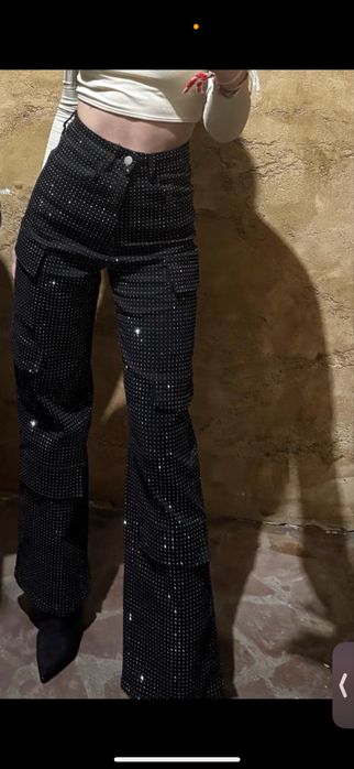 Черни лъскави елегантни дънки