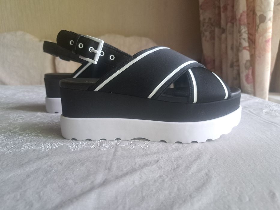 Босоножки черные