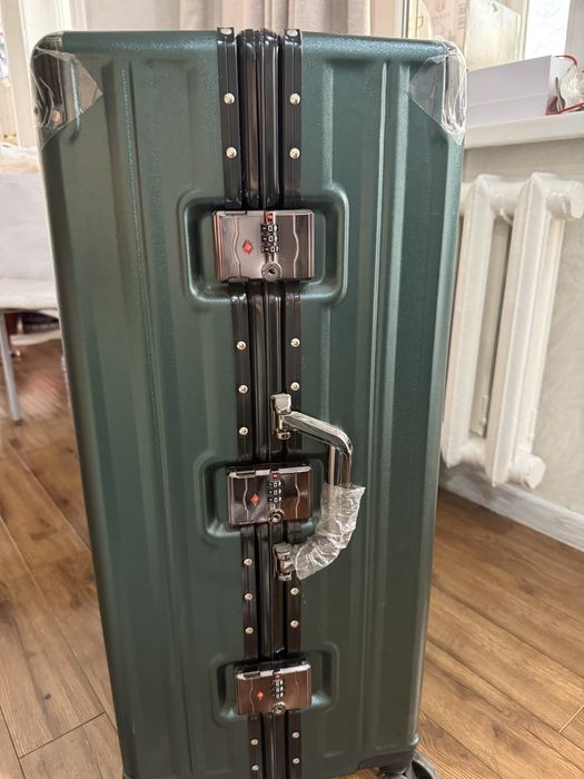Чемодан большой зеленный