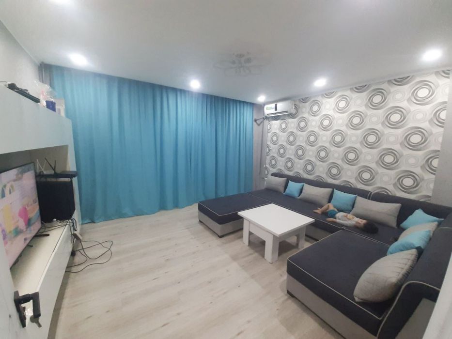 Продам шторы в красивом голубом цвете + 4 подушки.