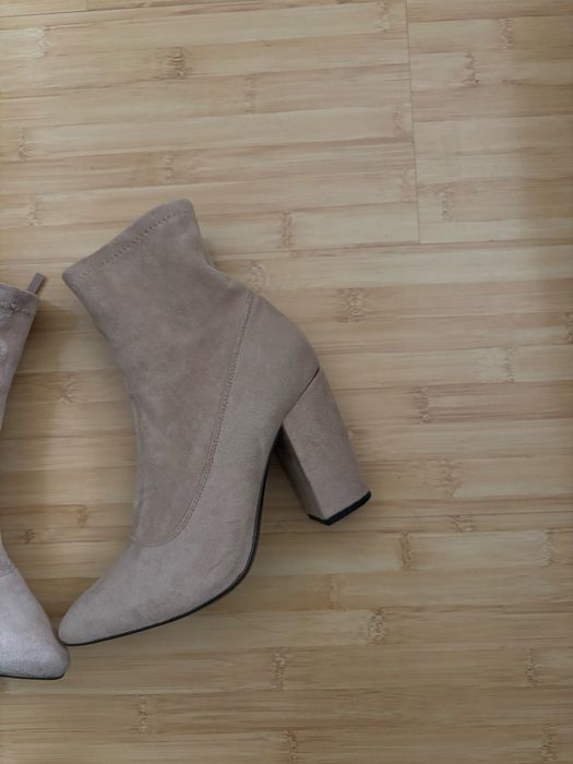 Botine bej toc inalt!