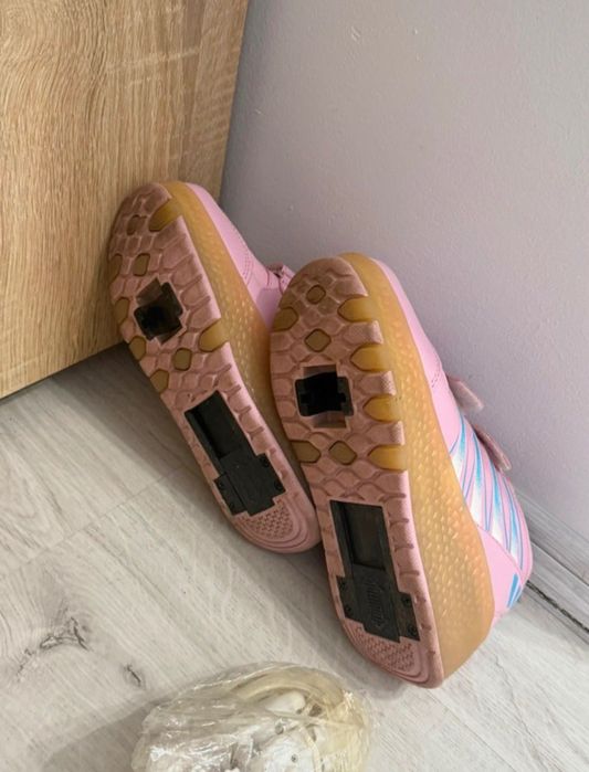 Adidași cu role și leduri