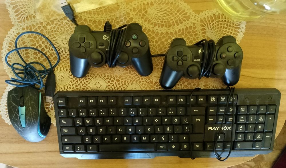 Комплект: 2 джойстика + мишка + клавиатура Raynox — Черен цвят