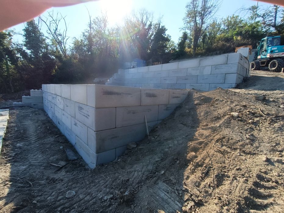 Изкопни дейности, подпорни стени, почистване на дворове, подравняване