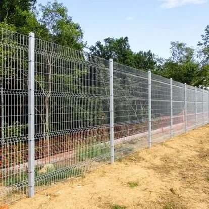 Meșter la garduri din plasă bordurata