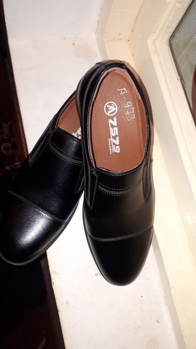 Аяк кийимлер сатылады