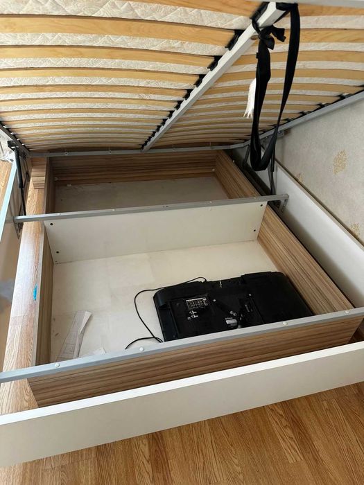 кровать двухспальная с матрасом