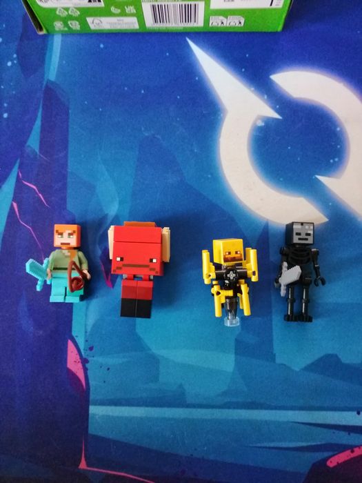 Set Lego Minecraft 21266
Minifigurinele nu prezintă zgârieturi, iar se