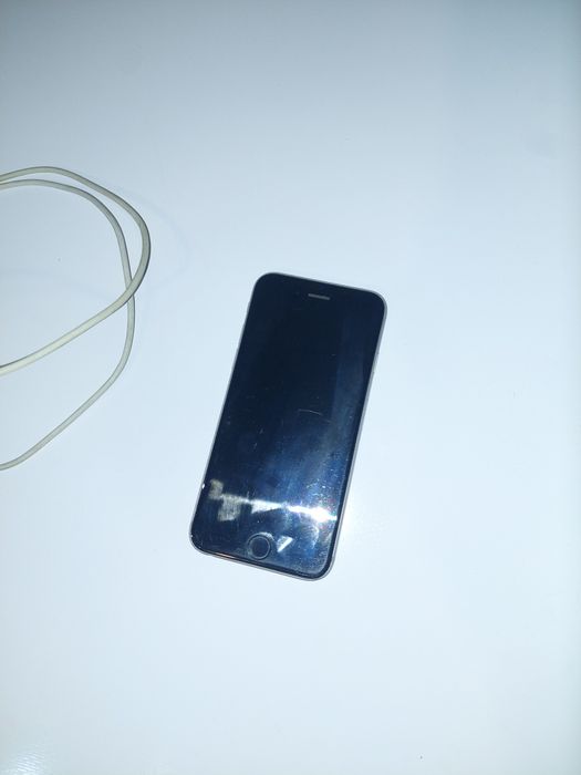 iPhone 6s + коробка + кабель, не включается