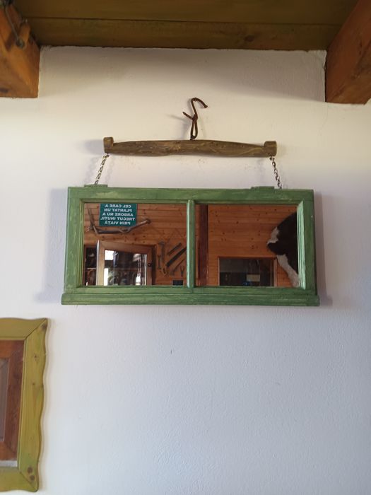 Oglinda artizanala montata pe cruce de caruta