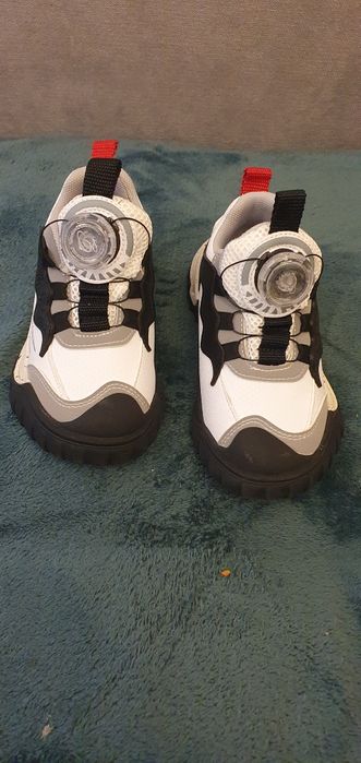 Adidasi și sandale copii