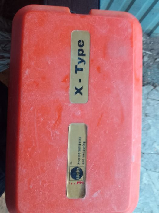 Невелир с чехолом.