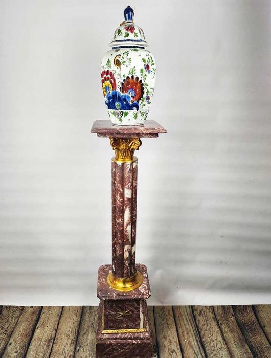 Мраморна колона - постамент /пепел от рози/