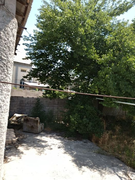 Hovli sotiladi. Продается участка