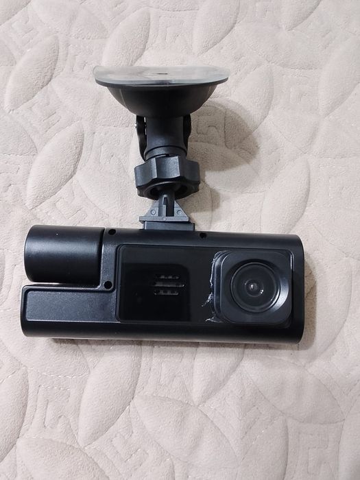 видеорегистратор с двумя камерами.