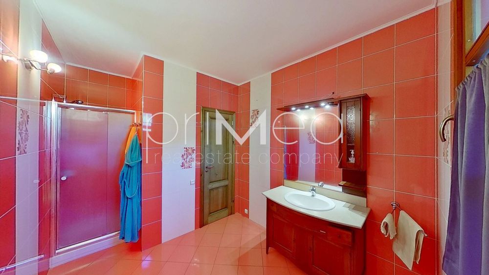 Къща в Бургас, област-с.Медово площ 308