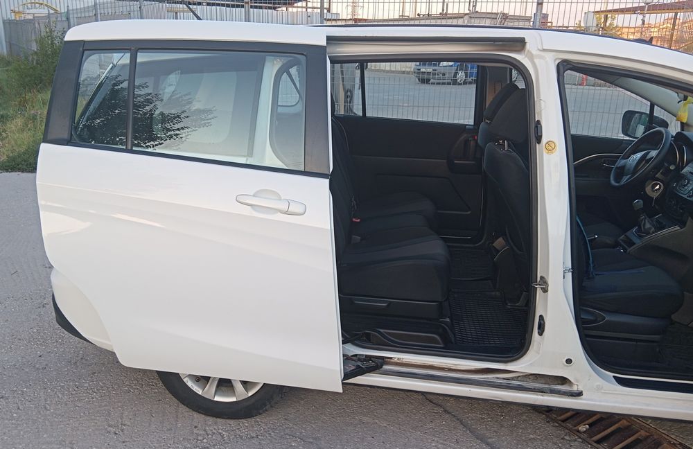 Лек автомобил Мазда 5