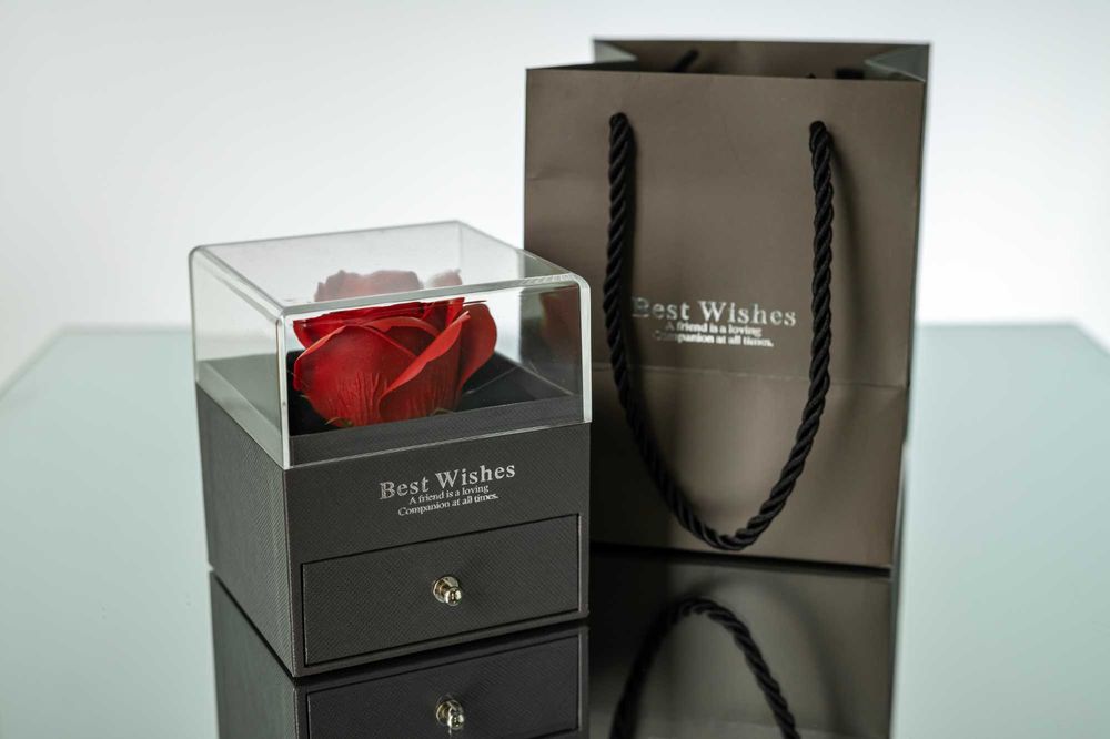 Роза в Kутия с Чекмедже и Колие