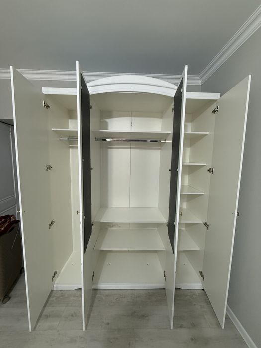 Шкаф с комодом и зеркалом