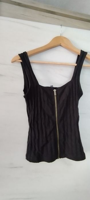 Top cu fermoar negru