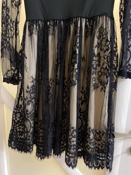 Черна рокля с дантела и бежова подплата