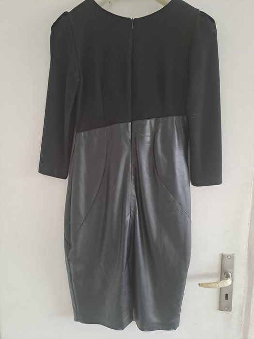 Елегантна черна рокля комбинация от кожа и плат