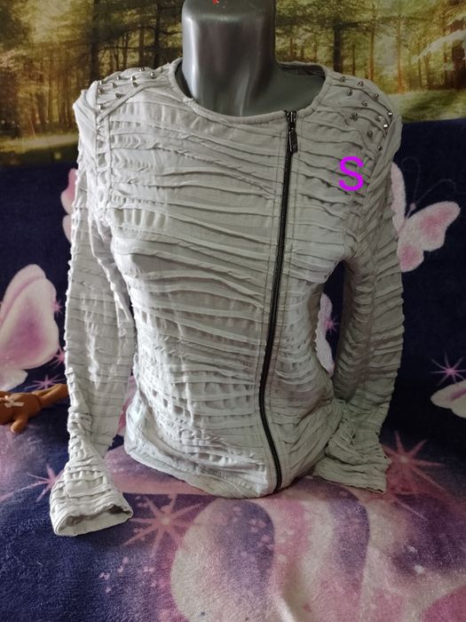 Lot haine dama în stare perfecta.