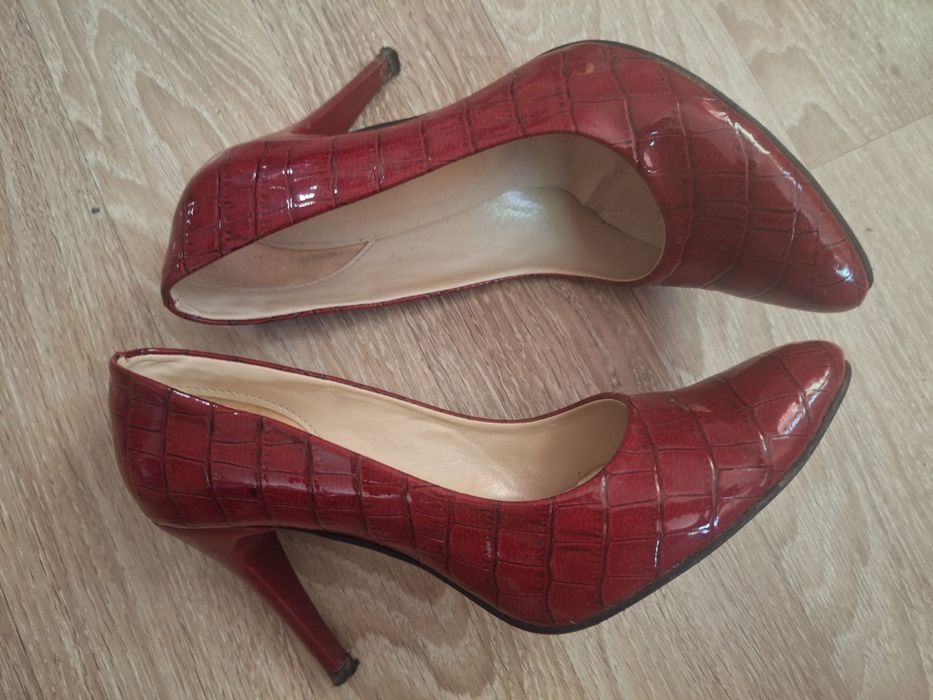 Червени  лачени боти