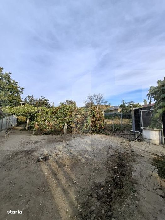 Casa P+M la rosu, teren 582 mp, garaj dublu, doua intrari – Teslui