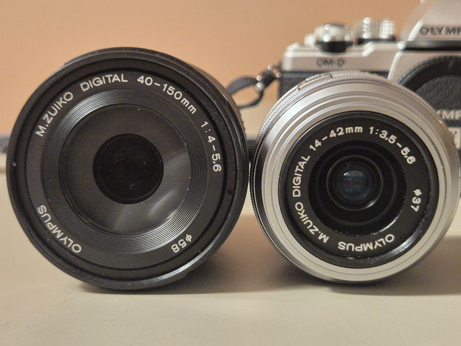 Olympus OM‑D E‑M10 Mark II + 2 obiective + accesorii – stare excelenta