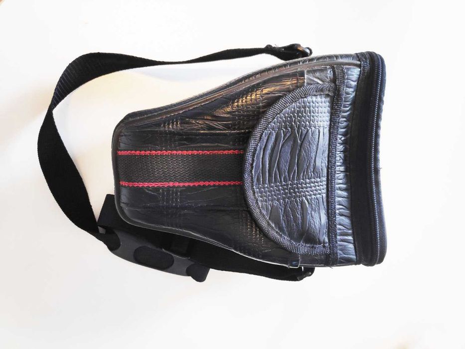 Фотографска чанта и кожен калъф за фотоапарат.